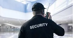 Guardia de seguridad en complejo comercial