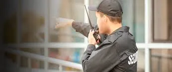Guardia de seguridad coordinándose por radio